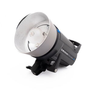 Elinchrom D-Lite 2 it-4 Elinchrom D-Lite 2 it - Käytetty studiostrobovalo, jossa on hopeinen heijastin ja Elinchromin tuotemerkki, on kuvassa kyljellään valkoista taustaa vasten.