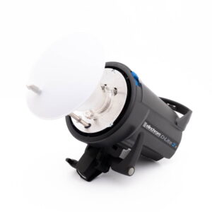 Elinchrom D-Lite 2 it-5 Elinchrom D-Lite 2 it - Käytetty studiostrobovalaisin on kuvattu kyljellään valkoisella diffuusorilla kiinnitettynä, mustalla rungolla ja metalliheijastimella, eristettynä valkoiselle taustalle.