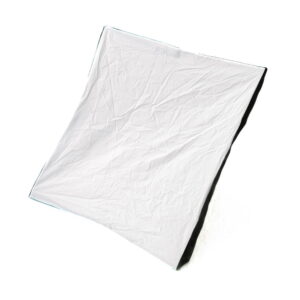 Elinchrom Portalite-1 Suuri, valkoinen, hieman ryppyinen suorakulmainen kangas, jonka alapuolella on musta Elinchrom D-Lite 2 -valaisimen osa - Käytetty - on levitetty valkoiselle taustalle.