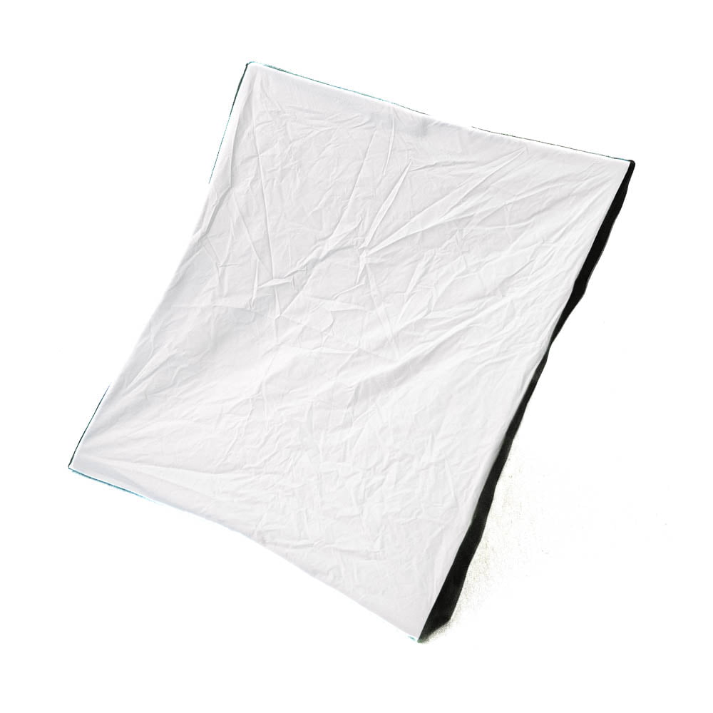 Elinchrom Portalite-1 Suuri, valkoinen, hieman ryppyinen suorakulmainen kangas, jonka alapuolella on musta Elinchrom D-Lite 2 -valaisimen osa - Käytetty - on levitetty valkoiselle taustalle.