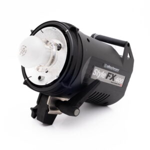 Elinchrom Style FX 400-1 Musta Elinchrom D-Lite 2 it - Käytetty studiosalama, jossa on suuri valkoinen lamppu, hopeinen heijastin ja kahva, esillä valkoisella pohjalla.