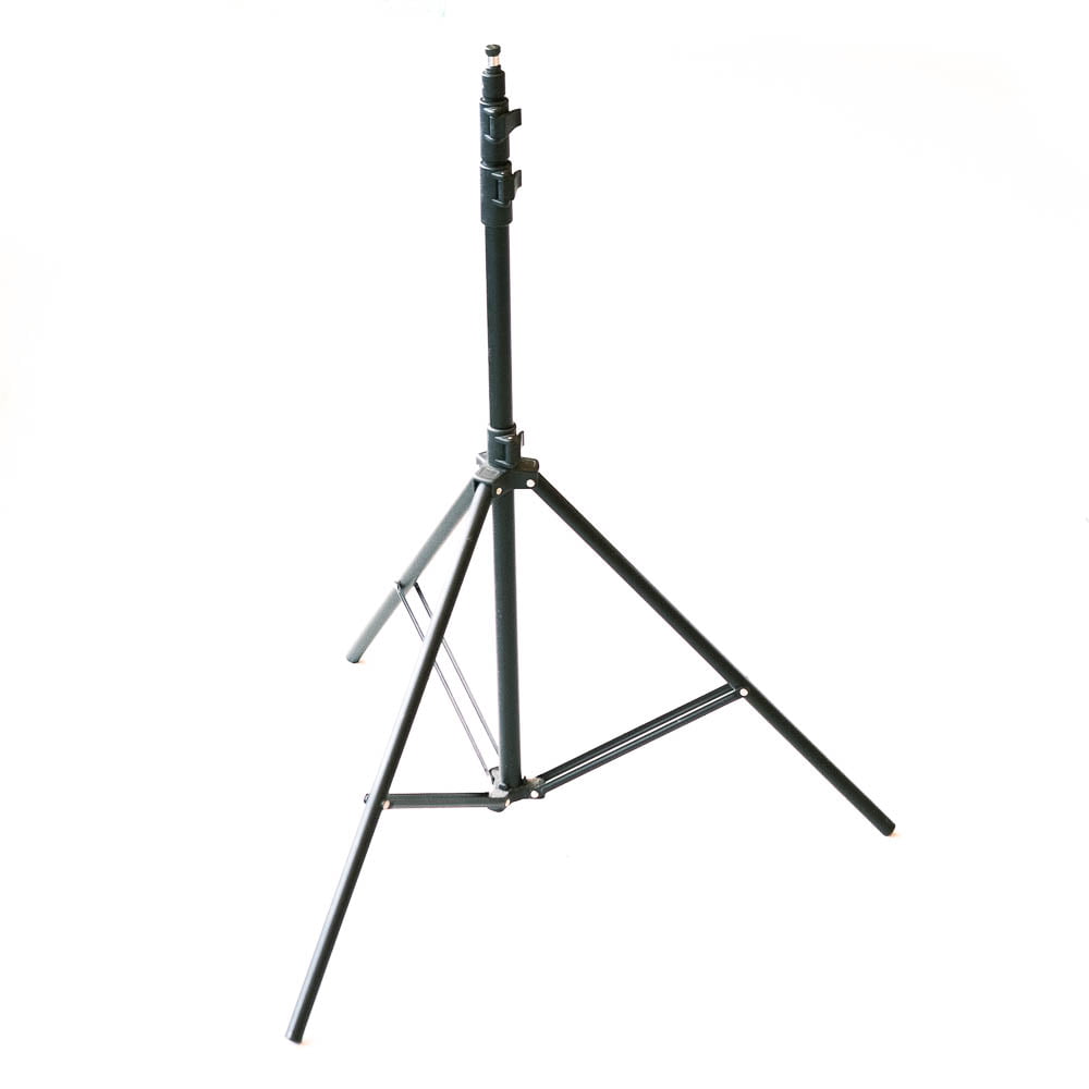 Kolmijalka Elinchrom D-Lite 2 it - Käytetty on musta säädettävä kolmijalkainen kolmijalkainen valaisinjalusta, joka on kuvattu valkoista taustaa vasten.
