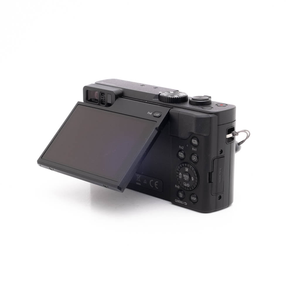 Panasonic DC-TZ90 7657-3 Panasonic Lumix DC-TZ90 - Käytetty, musta digitaalikamera, jossa on sivulle käännettävä LCD-näyttö ja näkyvät takapuolella olevat ohjauspainikkeet ja valintakiekot, kuvattu valkoisella pohjalla.