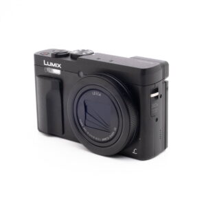 Panasonic DC-TZ90 7657-5 Musta Panasonic Lumix DC-TZ90 - Käytetty -digitaalikamera näkyy valkoisella taustalla, ja sen Leica-objektiivi, ergonominen kahva ja sivusäätimet korostuvat.
