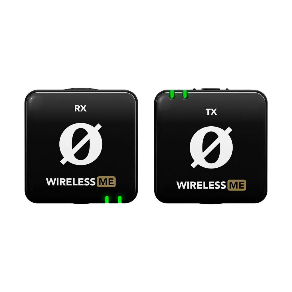 Kaksi mustaa Rode Wireless ME -langaton mikrofonijärjestelmä -laitetta, joissa RX- (vastaanotin) ja TX- (lähetin) merkinnät, WIRELESS ME -logo sekä vihreät merkkivalot alapinnoilla.