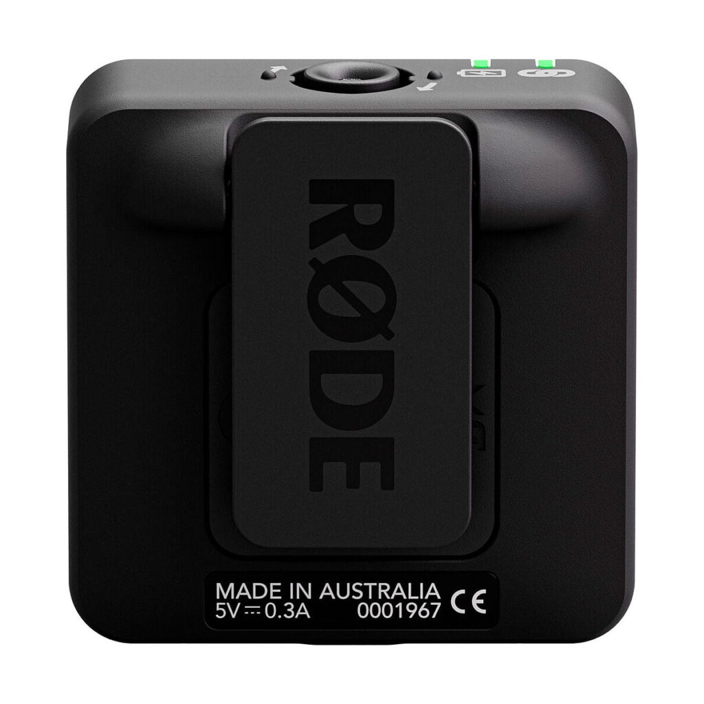 Musta Rode Wireless ME -langaton mikrofonijärjestelmä-lähetin takaa katsottuna, jossa näkyy vyöklipsi, vihreät merkkivalot ja tarra, jossa lukee MADE IN AUSTRALIA sekä jännite- ja sertifiointitiedot.