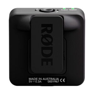 Musta Rode Wireless ME -langaton mikrofonijärjestelmä-lähetin takaa katsottuna, jossa näkyy vyöklipsi, vihreät merkkivalot ja tarra, jossa lukee MADE IN AUSTRALIA sekä jännite- ja sertifiointitiedot.
