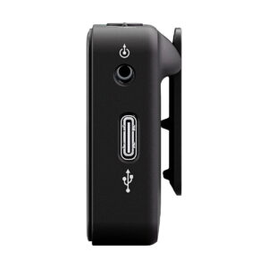 Sivukuva Rode Wireless ME -langaton mikrofonijärjestelmä mustana, jossa on virtapainike, pyöreä portti ja USB-portti. Oikealla puolella on klipsikiinnitys valkoista taustaa vasten.