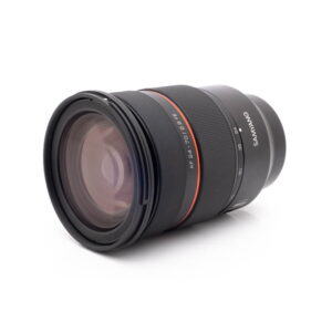 Samyang 24-70mm f28 FE Canon-2 Panasonic Lumix DC-TZ90 - Käytetty kamera on esillä valkoisella pohjalla, ja se on suunnattu niin, että objektiivin ja rungon yksityiskohdat tulevat esiin.