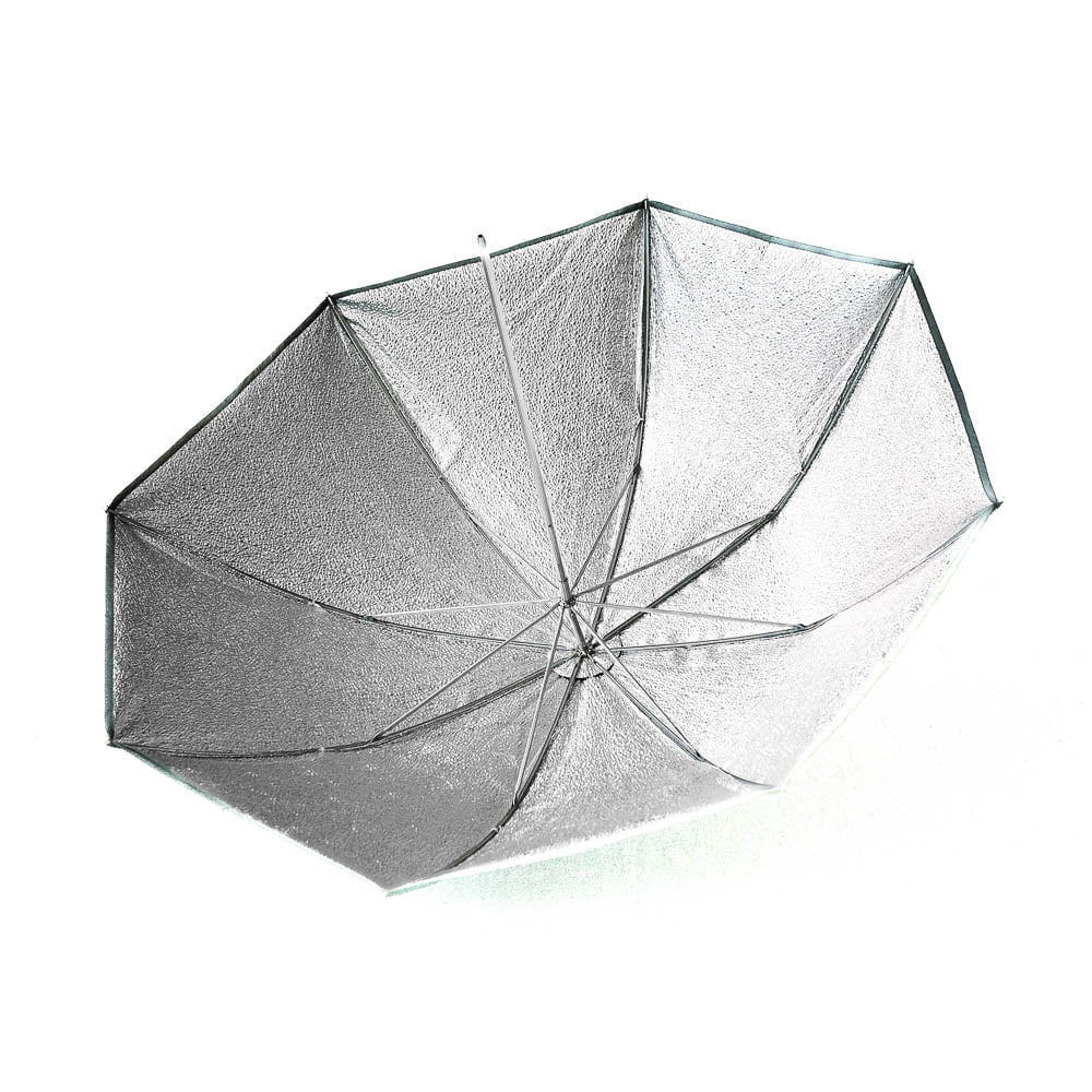 Sateenvarjo-1 Avattua Elinchrom D-Lite 2 it -valokuvaussateenvarjoa tarkastellaan alhaalta, jolloin sen metallisen hopeinen sisus ja tukipyörät näkyvät valkoista taustaa vasten.