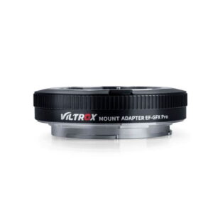 Skip-to-the-beginning-of-the-images-gallery-Viltrox-EF-GFX_Pro_Canon_EF_EF-S_to_Fuji_GFX_001 Viltrox EF-GFX Pro Canon EF/EF-S - Fuji GFX -sovitin, musta ja hopea, on esillä valkoisella pohjalla, ja sen kyljessä näkyy tuotemerkki ja mallin tiedot.