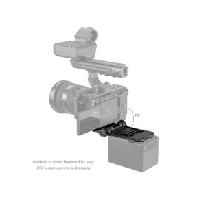 SmallRig_4064_003 SmallRig 4064 Compact V-Mount -akkukiinnitysjärjestelmä on kuvassa kiinnitettynä kameraan. Kiinnike kääntyy 180° taaksepäin ja 90° eteenpäin, jolloin LCD-näyttöön pääsee helposti käsiksi, kuten kaarevat nuolet havainnollistavat, mikä mahdollistaa kätevän säilytyksen ja katselun.