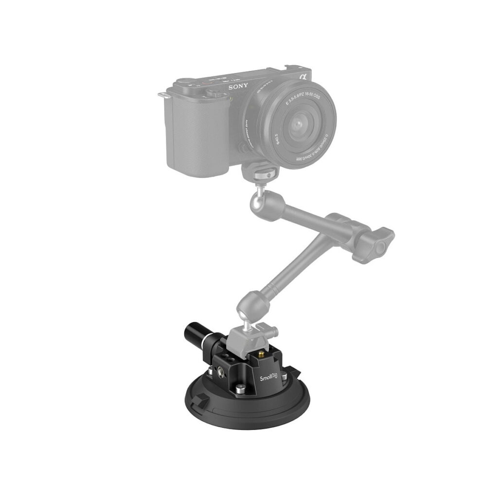 SmallRig_4_Suction_Cup_Camera_Mount_4122_002 SmallRig 4122 Suction Cup 4" kamerakiinnikkeellä on säädettävä varsi, joka on kiinnitetty tukevaan mustaan imukuppijalustaan. Kuvassa kamera ja varsi on esitetty haamukuvioituina, puoliksi läpinäkyvinä kiinnitysjärjestelmän korostamiseksi.