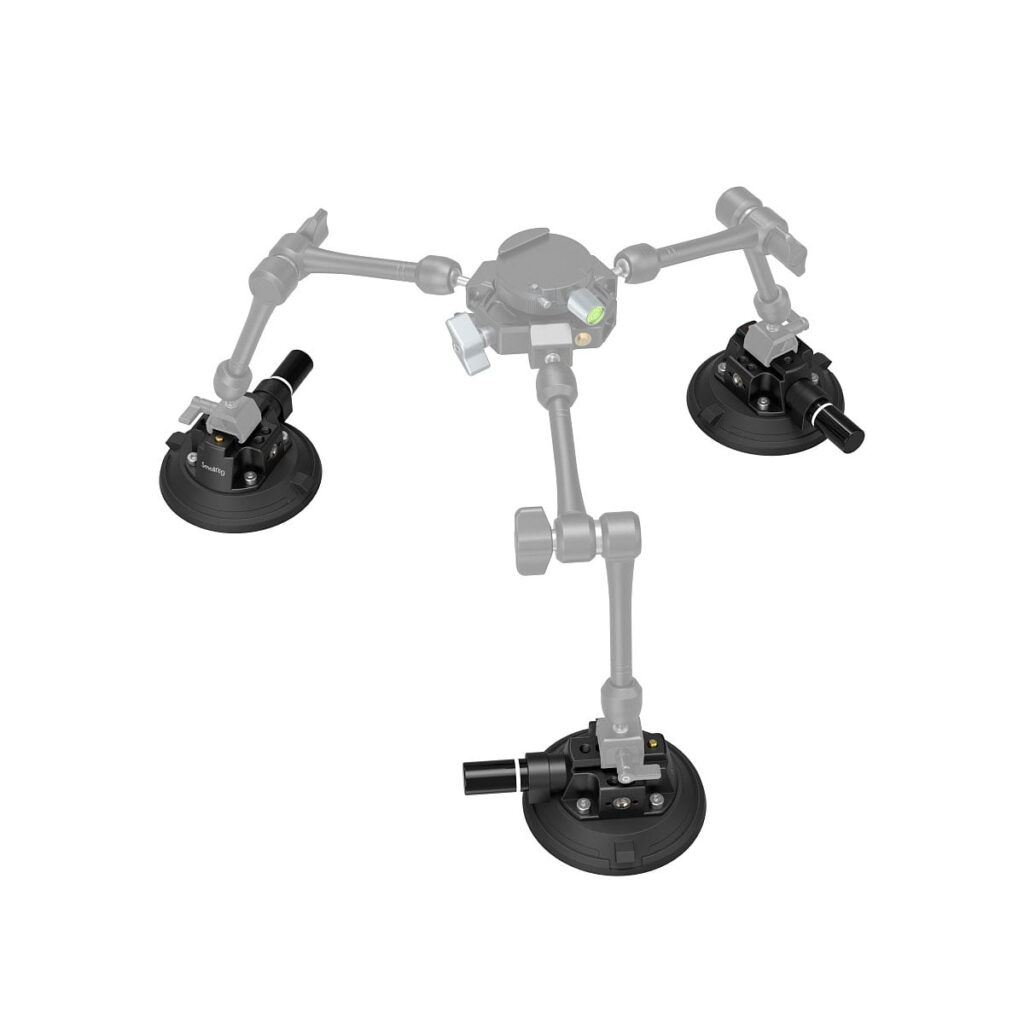 SmallRig_4_Suction_Cup_Camera_Mount_4122_004 Kolme SmallRig 4122 Suction Cup 4" -kiinnikettä, joissa on säädettävät metallivarret, on kiinnitetty keskuskeskukseen, mikä luo vakaan, kolmijalkaa muistuttavan kameran tukirakenteen valkoista taustaa vasten.