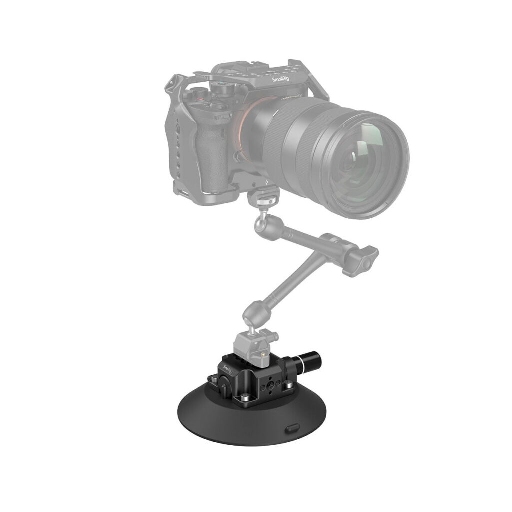 SmallRig_6_Suction_Cup_Camera_Mount_4114_002 SmallRig 4114 Suction Cup 6" kamerakiinnityksellä on esitetty asennettuna säädettävään varteen, jossa on puoliksi läpinäkyvä kamera ja varsi mustan imukuppialustan korostamiseksi, eristettynä valkoiselle taustalle.