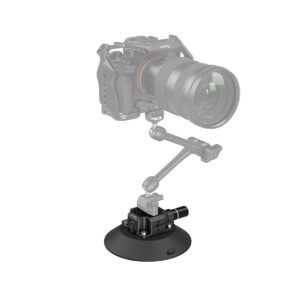 SmallRig_6_Suction_Cup_Camera_Mount_4114_002 SmallRig 4114 Suction Cup 6" kamerakiinnityksellä on esitetty asennettuna säädettävään varteen, jossa on puoliksi läpinäkyvä kamera ja varsi mustan imukuppialustan korostamiseksi, eristettynä valkoiselle taustalle.