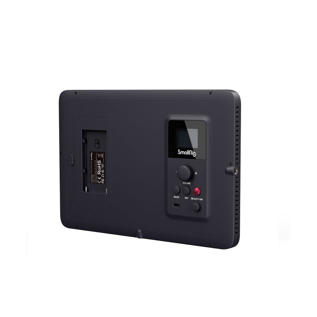SmallRig_P200_Beauty_Panel_Video_Light_Universal_4066_003 Suorakulmainen musta elektroniikkalaite, jossa on LCD-näyttö, painikkeet ja takaosan paristolokero. Merkinnällä SmallRig 4066 P200 Beauty Panel Video Light (Universal) varustettu laite näyttää olevan ohjauspaneeli tai kannettava LED-valopaneeli.
