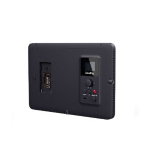 SmallRig_P200_Beauty_Panel_Video_Light_Universal_4066_003 Suorakulmainen musta elektroniikkalaite, jossa on LCD-näyttö, painikkeet ja takaosan paristolokero. Merkinnällä SmallRig 4066 P200 Beauty Panel Video Light (Universal) varustettu laite näyttää olevan ohjauspaneeli tai kannettava LED-valopaneeli.