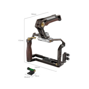 SmallRig_Retro_Handheld_Cage_Kit_for_FujiFilm_X-T5_3872_003 SmallRig 3872 Retro Handheld Cage Kit for FUJIFILM X-T5, jossa on metallirunko, ylä- ja sivukahva sekä ruskea kahva, on merkitty etiketeillä ja mitat ovat 172 mm korkea x 135 mm leveä x 162 mm pitkä. Mukana on myös lisävaruste (35,2 mm x 19 mm).
