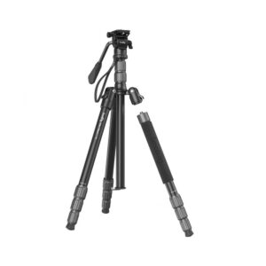 Smallrig 3760-4 SmallRig 3760 Video Tripod CT180 on musta kolmella säädettävällä jalalla, kääntökahvalla ja yläkiinnityslevyllä varustettu kolmijalkainen jalusta, joka näkyy valkoisella taustalla.