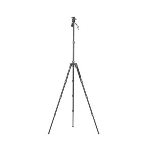 Smallrig 3760-5 SmallRig 3760 Video Tripod CT180 on täysin ulosvedetty, kolme mustaa jalkaa ja pystysuora keskipylväs, ja siinä on rannehihna lähellä yläosaa, ja se on esillä valkoisella pohjalla.