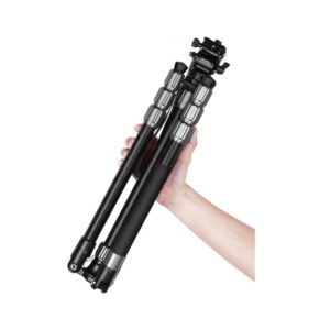 Smallrig 3760-9 Käsi pitää SmallRig 3760 -videostatiivia CT180, joka on taitettu hopeisilla säätörenkailla, valkoista taustaa vasten.