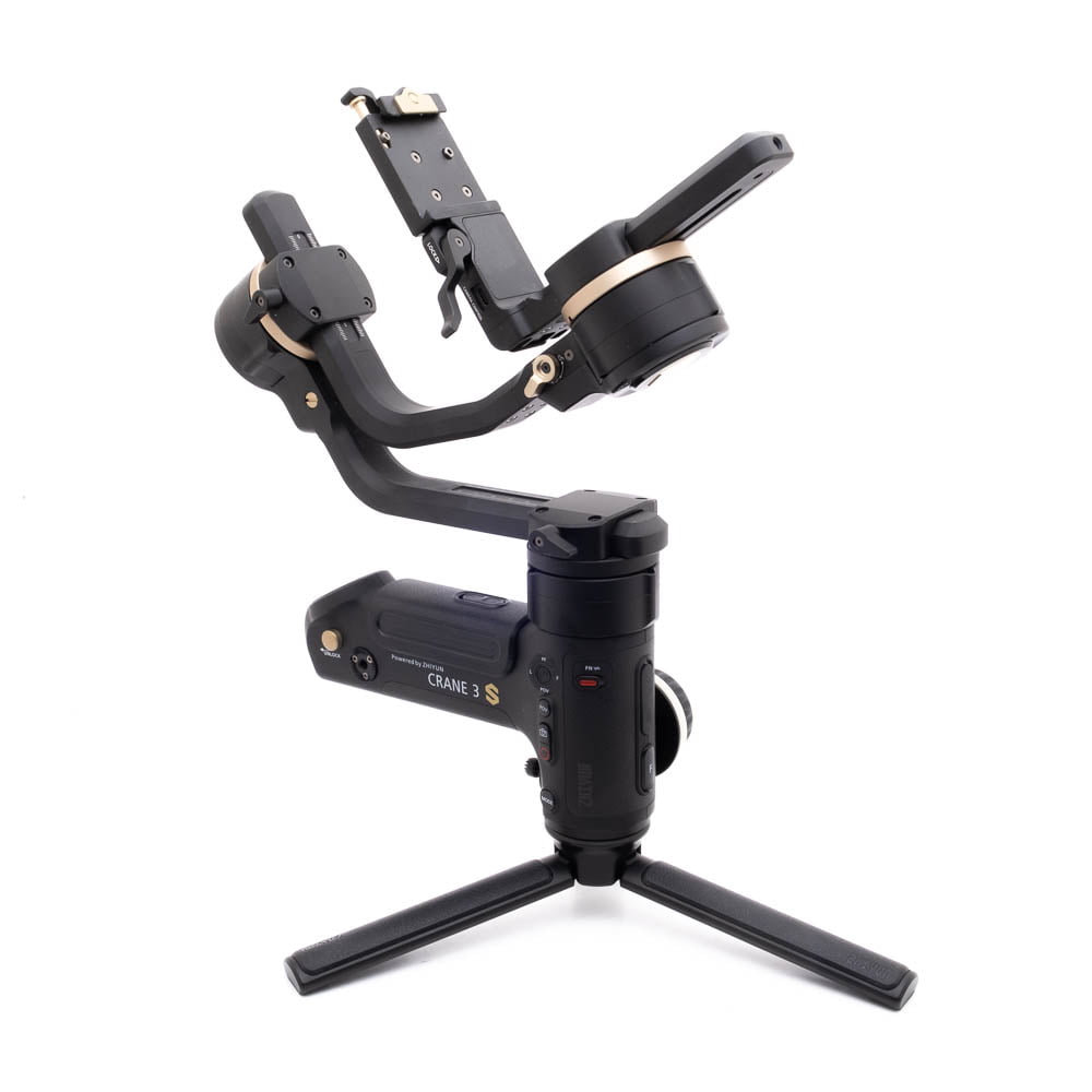 Zhiyun Crane 3 S-1 Zhiyun Crane 3S Pro - Käytetty on musta käsikameran gimbal-stabilisaattori, jossa on kolmijalkajalusta ja säädettävä kiinnitysteline sujuvaan videokuvaukseen, kuvassa valkoisella pohjalla.