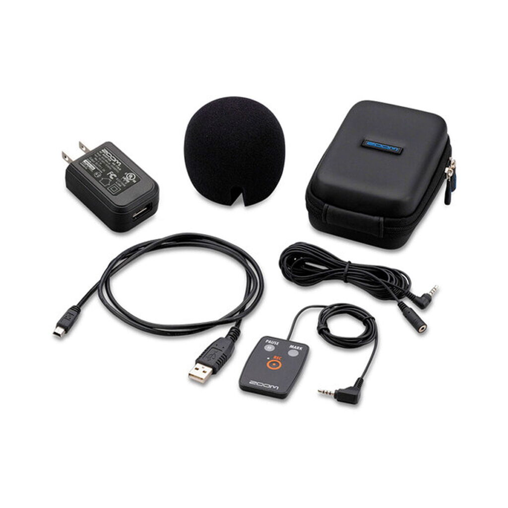 Zoom_SPH-2n Zoom SPH-2n Varustepaketti H2nlle sisältää verkkolaitteen, vaahtomuovisen tuulisuojan, kovan kantolaukun, USB-kaapelin, äänikaapelit ja pienen ohjauslaitteen, joka näkyy valkoisella pohjalla.