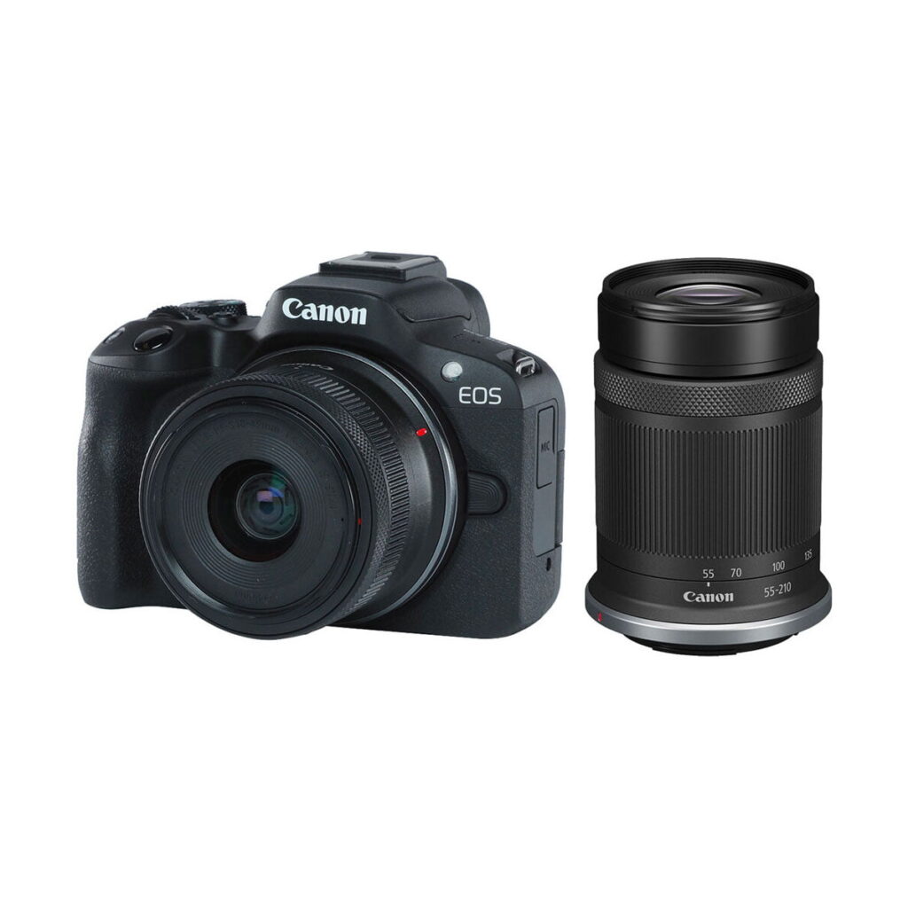 canon_r50_18-45mm_50-210mm_01 Musta Canon EOS R50, jossa on RF-S 18-45mm -objektiivi, näkyy erillisen RF-S 55-210mm -objektiivin vieressä, molemmat valkoista taustaa vasten.