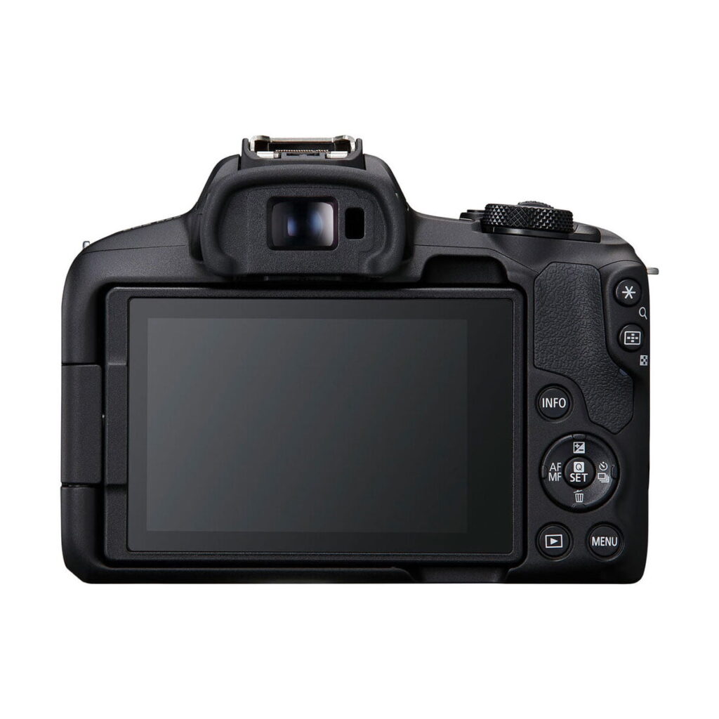 canon_r50_runko_03 This is the rear view of the Canon EOS R50 system camera - €100 discount, with a large LCD screen, viewfinder at the top and several control buttons and dials on the right.