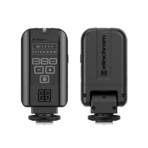 Kaksi näkymää mustasta langattomasta Elinchrom Transmitter Plus -salamalaukaisimesta: etupaneeli, jossa on painikkeet ja LED-merkkivalot, ja takaosa, jossa on Elinchromin logo ja kiinnityskannatin.
