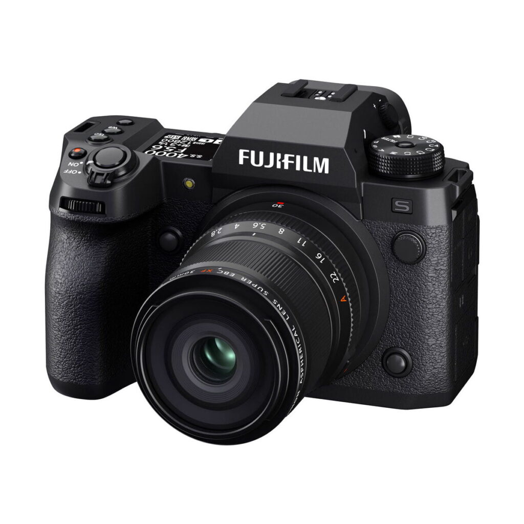 Fujifilm Fujinon XF 30mm f/2.8 R LM WR Macro -objektiivi, jossa on suuri etupaneeli ja säätökiekot, edestäpäin valkoisella taustalla.
