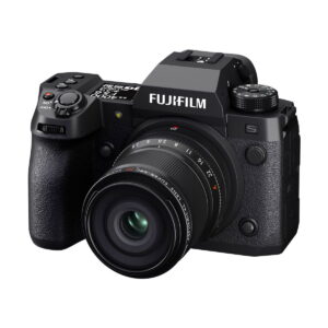 Fujifilm Fujinon XF 30mm f/2.8 R LM WR Macro -objektiivi, jossa on suuri etupaneeli ja säätökiekot, edestäpäin valkoisella taustalla.