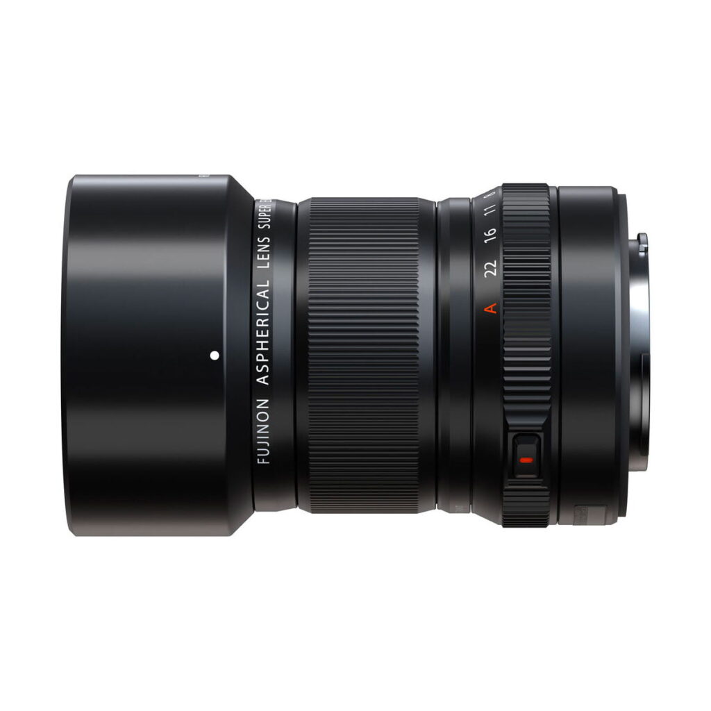 Fujifilm Fujinon XF 30mm f/2.8 R LM WR Macro -objektiivi, jossa on musta asfäärinen muotoilu, jossa on uurrettu tarkennusrengas, merkityt merkinnät ja linssinsuojus, kuvattuna sivuprofiilissa valkoista taustaa vasten.