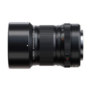 Fujifilm Fujinon XF 30mm f/2.8 R LM WR Macro -objektiivi, jossa on musta asfäärinen muotoilu, jossa on uurrettu tarkennusrengas, merkityt merkinnät ja linssinsuojus, kuvattuna sivuprofiilissa valkoista taustaa vasten.
