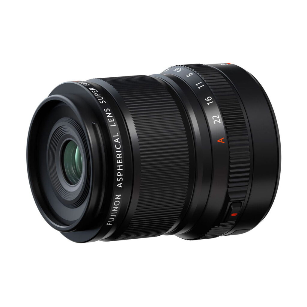 Fujifilm Fujinon XF 30mm f/2.8 R LM WR Macro -objektiivi on kuvattu valkoisella taustalla, ja siinä on musta asfäärinen muotoilu, jossa on uurrettu tarkennusrengas, aukkomerkinnät ja valkoinen teksti mallin yksityiskohdilla.