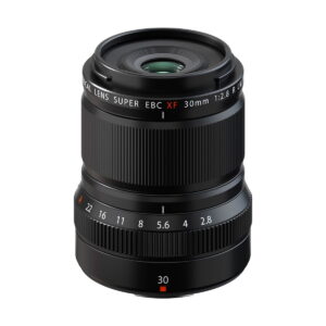 Fujifilm Fujinon XF 30mm f/2.8 R LM WR Macro -objektiivi, musta, jossa on valkoiset ja punaiset merkinnät sekä aukkomerkinnät ja harjattu tarkennusrengas, näkyy valkoista taustaa vasten.