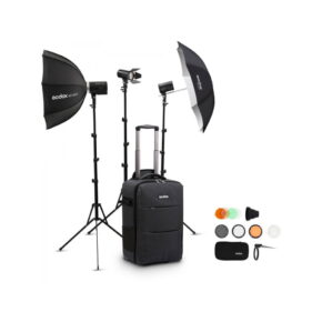 godox_ak-d1_03 Godox AD-K1 Three Light Kit (AD300Pro & 2xAD100Pro) sisältää softboxit jalustoilla, rullaavan kotelon, valonmuokkaimet, sateenvarjot ja tarvikkeet, jotka kaikki näkyvät valkoisella taustalla.