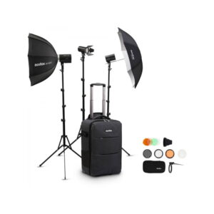 godox_ak-d1_03 Godox AD-K1 Three Light Kit (AD300Pro & 2xAD100Pro) sisältää softboxit jalustoilla, rullaavan kotelon, valonmuokkaimet, sateenvarjot ja tarvikkeet, jotka kaikki näkyvät valkoisella taustalla.