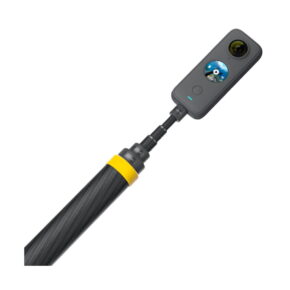 insta360_selfie_stick_new_01 Musta 360 asteen toimintakamera, jossa on pieni pyöreä näyttö, on kiinnitetty Insta360 Extended Edition Selfie Stick -keppiin, jossa on keltainen nauha lähellä kahvaa.