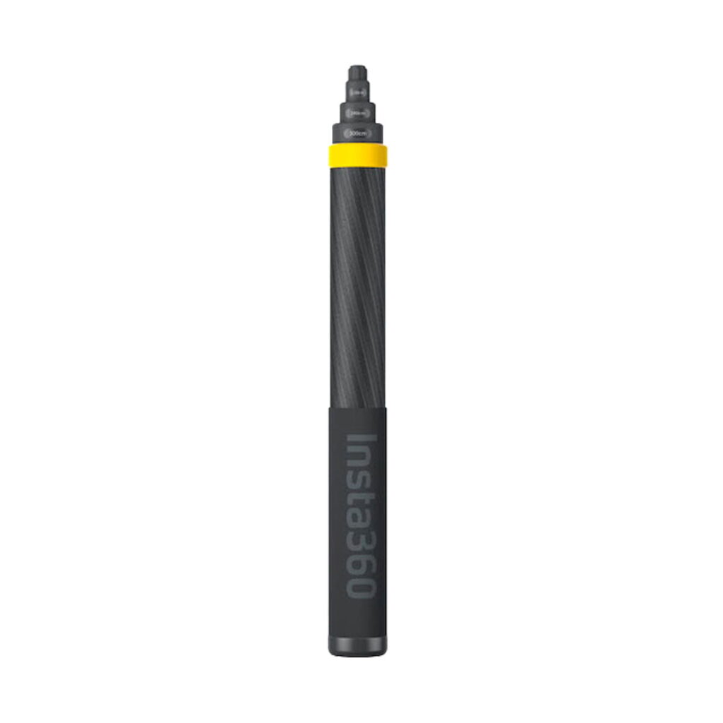 insta360_selfie_stick_new_02 Insta360 Extended Edition Selfie Stickissä on musta hiilikuituinen rakenne, keltainen aksentti yläosan lähellä ja pidennettävät osat, jotka näkyvät pystyssä valkoista taustaa vasten.