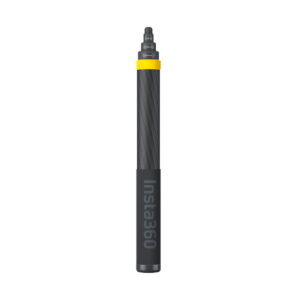 insta360_selfie_stick_new_02 Insta360 Extended Edition Selfie Stickissä on musta hiilikuituinen rakenne, keltainen aksentti yläosan lähellä ja pidennettävät osat, jotka näkyvät pystyssä valkoista taustaa vasten.
