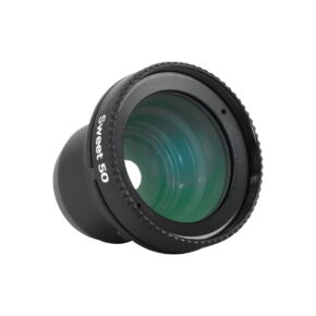 lensbaby_50_optic Lensbaby Sweet 50 Optic -kameran objektiivi, jossa on uurrettu tarkennusrengas ja vihreällä sävytetty etulasi, jossa näkyy etuelementti ja tynnyri vinossa, eristettynä valkoiselle taustalle.