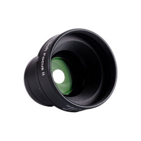 lensbaby_50_soft_focus_II Musta Lensbaby Soft Focus II 50 Optic -objektiivi, jossa on vihreällä sävytetyt lasielementit, näkyy valkoista taustaa vasten.