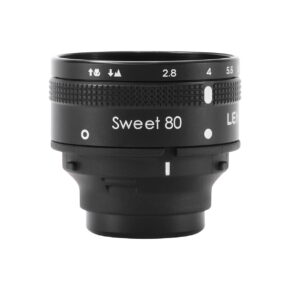 lensbaby_80_optic Musta Lensbaby Sweet 80 Optic -kameran objektiivi, jossa on aukkomerkinnät f/2,8 - f/5,6, valkoista taustaa vasten.