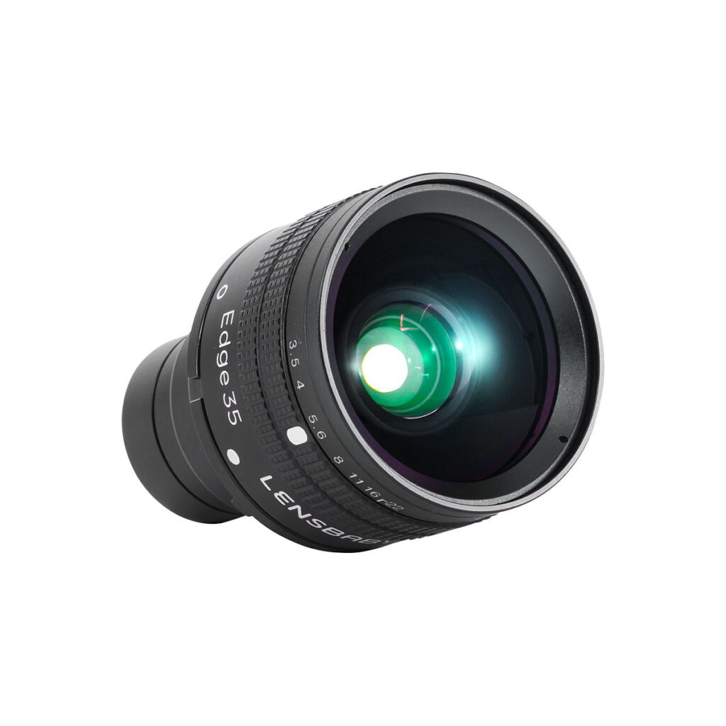 lensbaby_edge_35 Lensbaby Edge 35 Optic on musta kameraobjektiivi, jossa on näkyvät lasielementit ja yksityiskohtaiset tarkennus- ja aukkomerkinnät valkoista taustaa vasten.