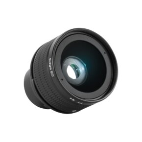 lensbaby_edge_50 Lensbaby Edge 50 Optic on musta kameran objektiivi, jossa on näkyvät lasielementit ja aukkolamellit, kuvattuna kulmassa valkoisella pohjalla.