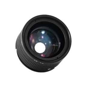 lensbaby_edge_80 Lensbaby Edge 80 Optic on musta kameran objektiivi, jonka lasielementit ja aukkoterät paljastuvat ylhäältä katsottuna valkoista taustaa vasten.