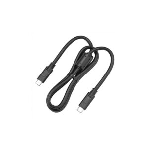 olympus_usb13 Olympus CB-USB13 -kaapeli on musta USB-C-USB-C-kaapeli, jossa on liittimet molemmissa päissä ja joka on kierretty siististi ja jonka keskellä on ferriittihelmi kohinanvaimennusta varten, kuvassa valkoisella pohjalla.