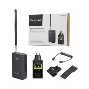 saramonic Saramonic SR-WM4CB VHF Wireless Microphone System, mukaan lukien lähetin, vastaanotin, antenni, äänikaapeli, kiinnitysklipsi ja tuotepakkaus, kuvassa valkoisella pohjalla.